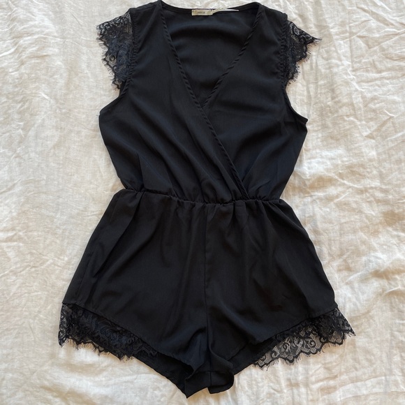 Kimchi Blue Black Lace Trim Romper Sz S - Picture 1 of 4
